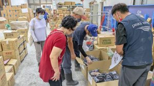 【花蓮堰塞湖水災】物資站現場訪查 壓力襪獲得正面回饋 2 追加的物資送達大安村社區活動中心後,民眾也隨即前來查看與領取。