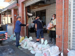 【花蓮堰塞湖水災】大雨來臨前送暖,日本蔬果汁讓受災民眾在便當生活中取得均衡營養 3 PANA2803